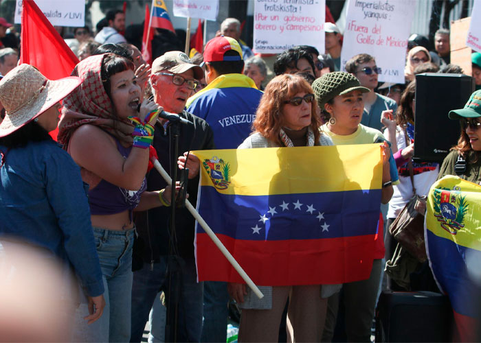 Cientos protestan frente a la Embajada de EU en México