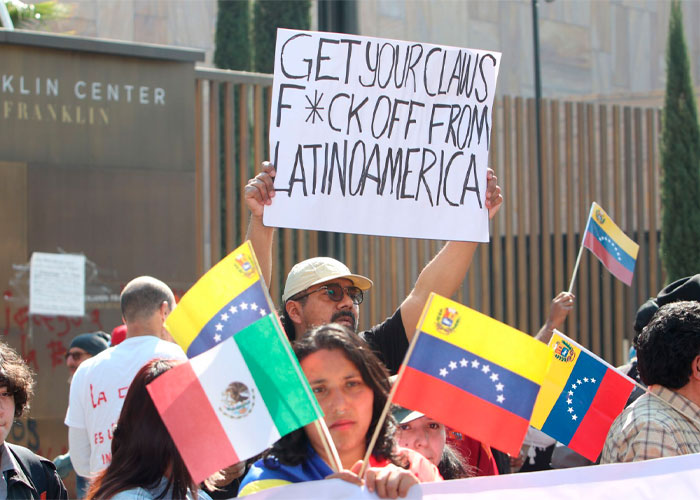 Cientos protestan frente a la Embajada de EU en México