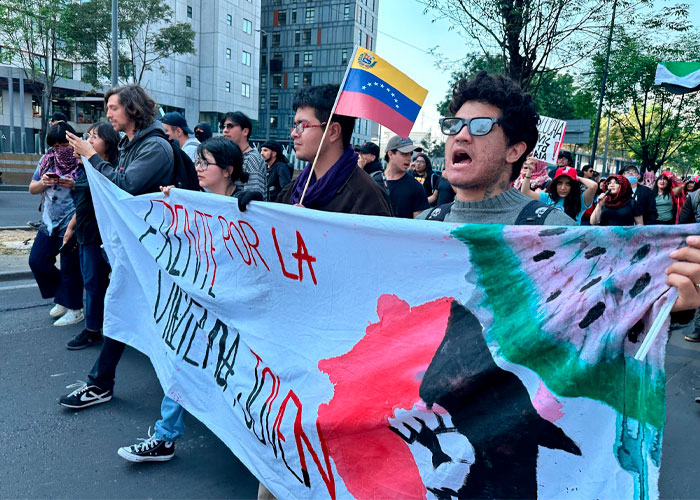 Cientos protestan frente a la Embajada de EU en México