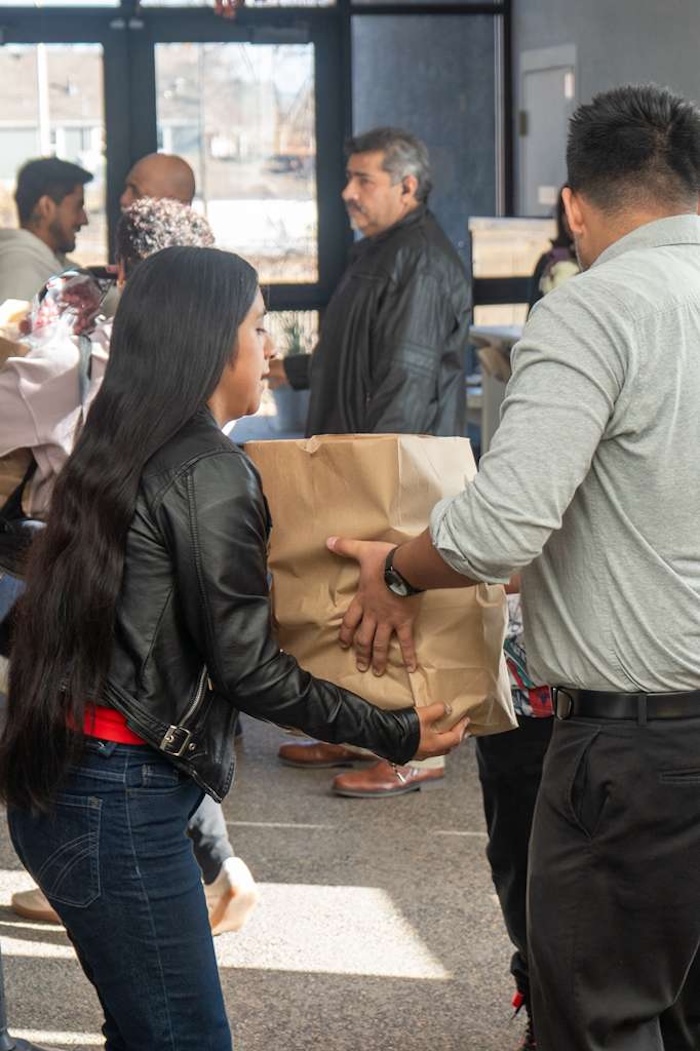 Ciudadanos usan silbatos para advertir la presencia de agentes y celulares para grabar la brutalidad. Los dos asesinados por el ICE eran parte de ese esfuerzo.