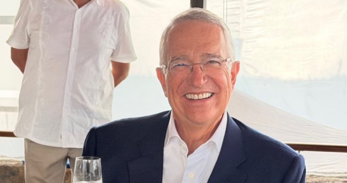 Salinas Pliego no paga adeudo fiscal y negocia con el SAT.