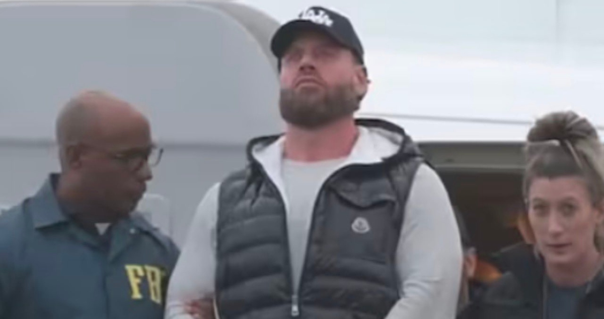 Agentes del FBI esposaron a Wedding, quien fue trasladado a California y se declaró inocente: WSJ