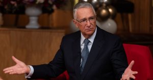 Salinas Pliego no pagó al SAT; estaría aún negociando, de acuerdo con fuentes.