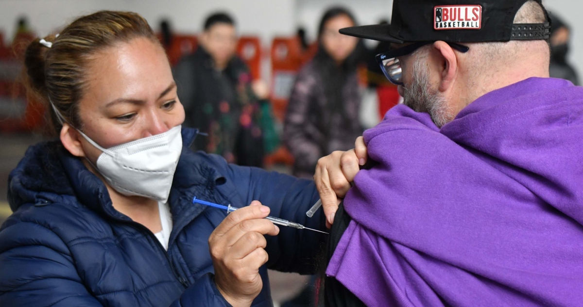 Ante el riesgo de propagación del sarampión, el Gobierno de México reforzará vacunación en puntos de alta movilidad, como aeropuertos y centrales de autobuses.