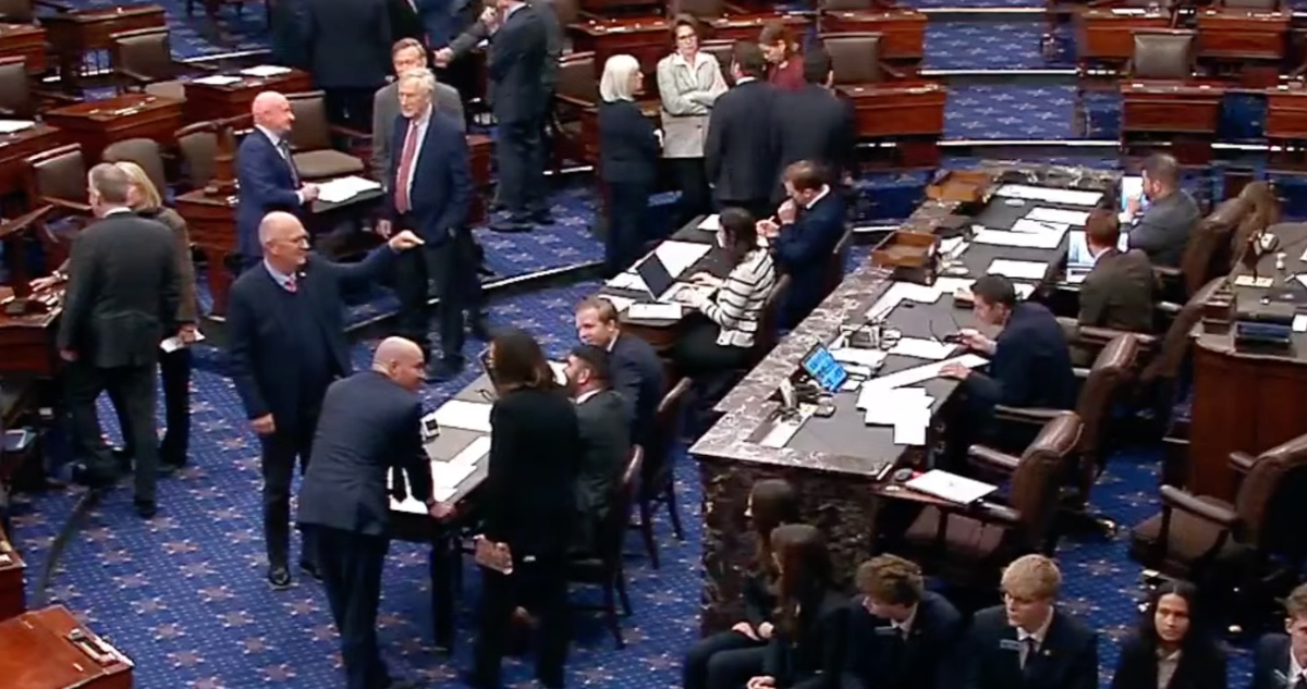 El Senado de EU avanzó una resolución que busca limitar las acciones militares que Trump pueda tomar en Venezuela; sería una medida sobre todo simbólica.