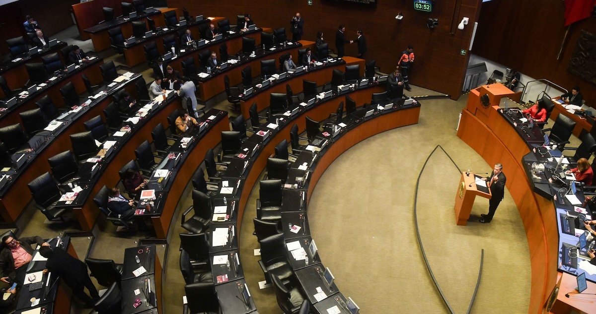 El Senado suspendió la reunión en la que se aprobaría la entrada de tropas estadounidenses a México y condenó la intervención de EU en Venezuela.