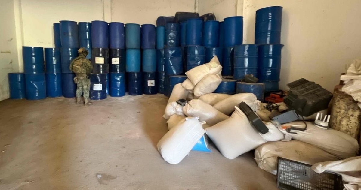 Un operativo en Guerrero permitió a fuerzas federales localizar e inhabilitar una bodega y un campamento para la producción de drogas sintéticas.