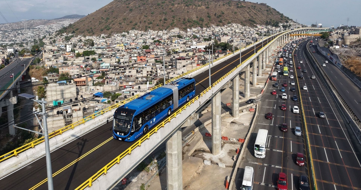 Capufe informó ayer el cierre temporal de la autopista México-Puebla debido a la instalación de una estructura metálica del Trolebús Chalco-Santa Martha.