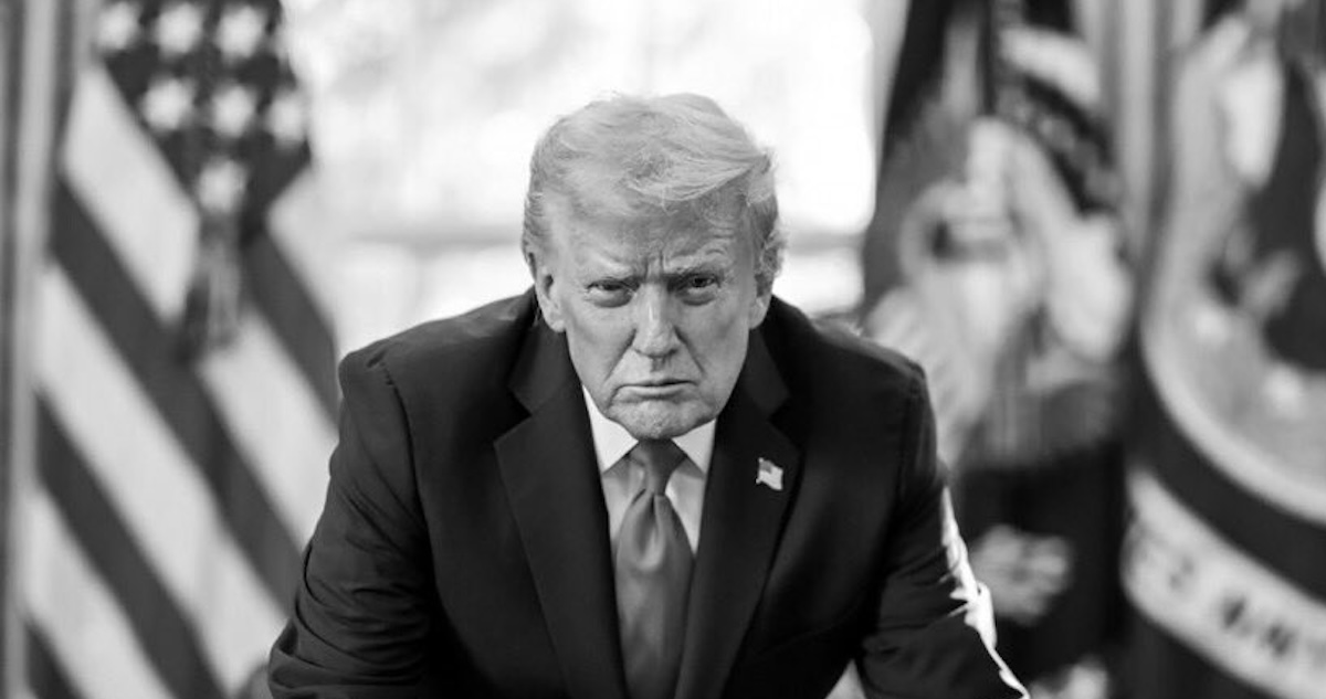 Sería una buena escena para una película de sátira política, pero no lo es. Se trata de uno de los episodios más bochornosos de un Presidente.