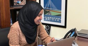La representante demócrata por Minnesota, Ilhan Omar, fue atacada en una reunión con simpatizantes por un hombre tras intentar rociarla con una sustancia.