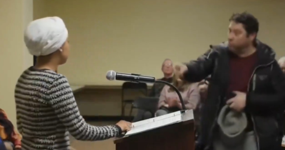 La representante demócrata por Minnesota, Ilhan Omar, fue atacada en una reunión con simpatizantes por un hombre tras intentar rociarla con una sustancia.