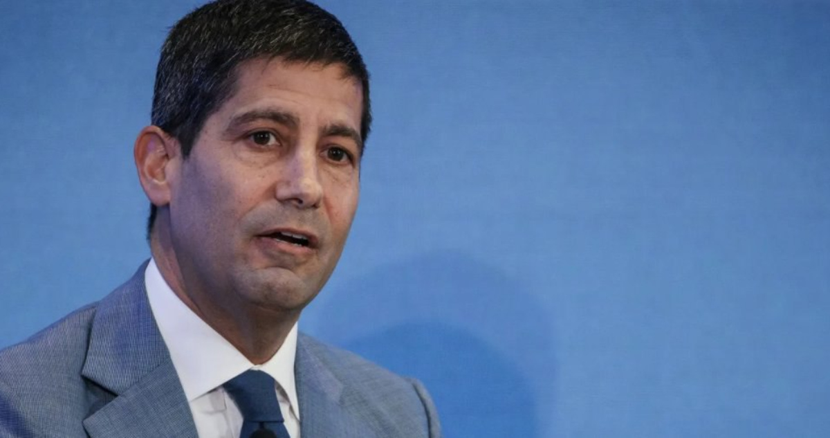 El economista deberá ser confirmado por el Senado estadounidense en un contexto marcado por las críticas a las presiones de la Casa Blanca al banco central estadounidense.