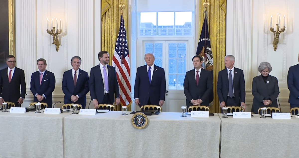 Trump se reunió con petroleras de EU interesadas en invertir para explotar petróleo de Venezuela y anunció una inversión de más de 100 mil millones de dólares.