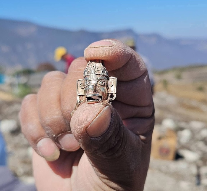 Una presunta tumba prehispánica fue hallada por albañiles en San Pedro Jaltepetongo, Oaxaca. El INAH envió a un experto para autentificar el descubrimiento.