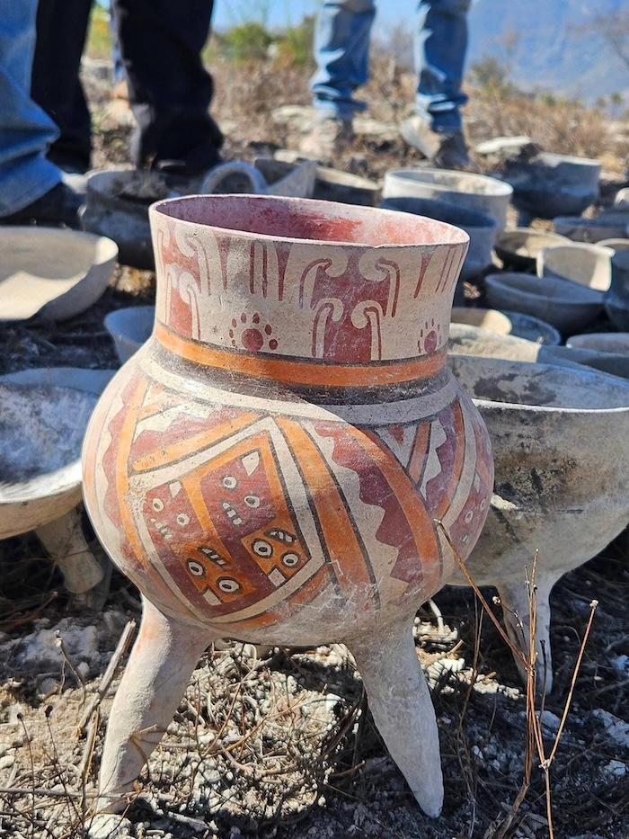 Una presunta tumba prehispánica fue hallada por albañiles en San Pedro Jaltepetongo, Oaxaca. El INAH envió a un experto para autentificar el descubrimiento.