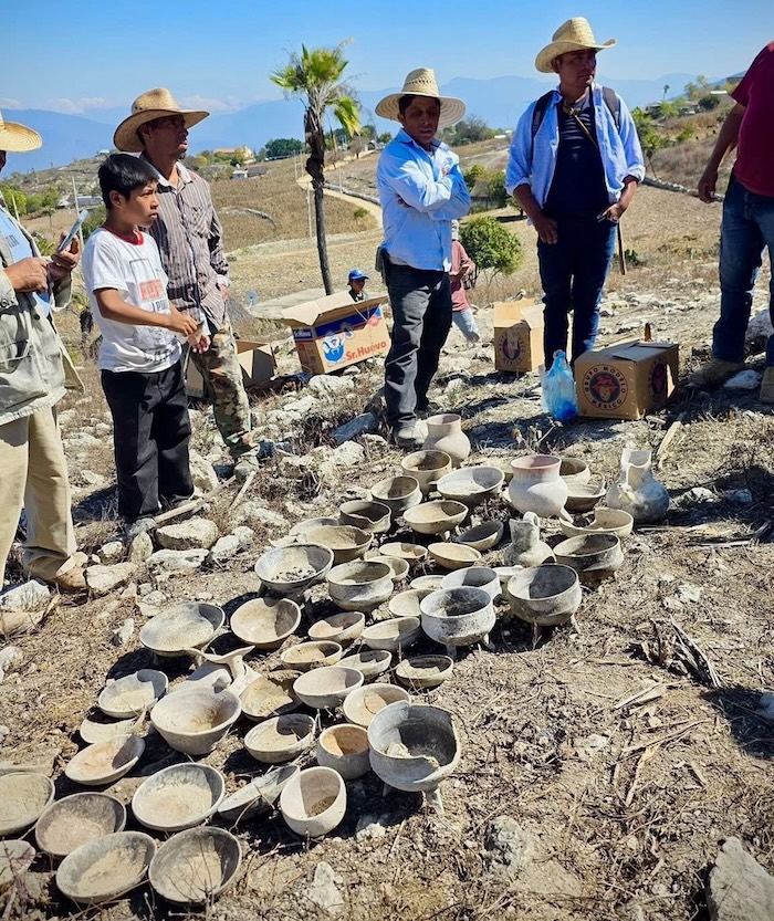 Una presunta tumba prehispánica fue hallada por albañiles en San Pedro Jaltepetongo, Oaxaca. El INAH envió a un experto para autentificar el descubrimiento.