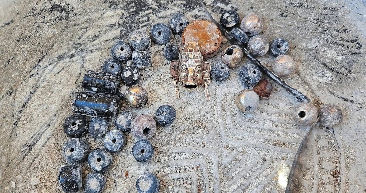 Una presunta tumba prehispánica fue hallada por albañiles en San Pedro Jaltepetongo, Oaxaca. El INAH envió a un experto para autentificar el descubrimiento.