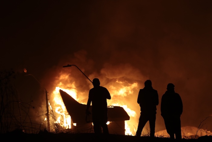 El centro-sur de Chile vive una de las emergencias más graves de los últimos años con una veintena de incendios forestales que han dejado hasta 16 muertos.