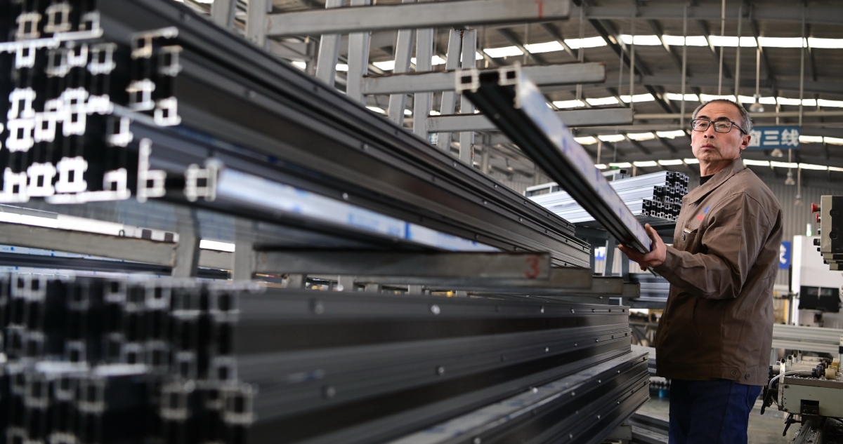 China anunció el mayor superávit comercial del mundo en su historia. Una gigantesca ola de sus exportaciones inundaron los mercados durante el año pasado.