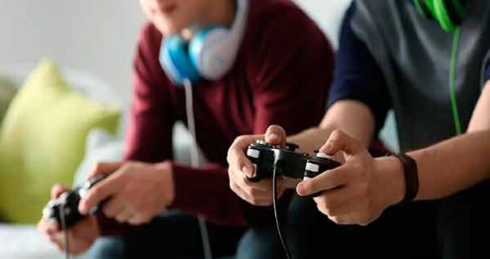 Juego excesivo afecta dieta y sueño en jóvenes.