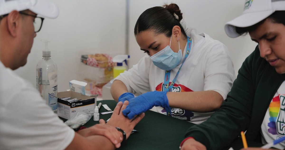 Un estudio demostró que combinar una vacuna con un tratamiento que reactiva el sistema inmunitario potencia la respuesta de células encargadas de eliminar VIH.