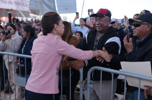 La Presidenta Claudia Sheinbaum Pardo en San Quintín, Baja California, luego de presentar el Plan de Justicia para los Trabajadores agrícolas de la entidad. Foto: Cuartoscuro.