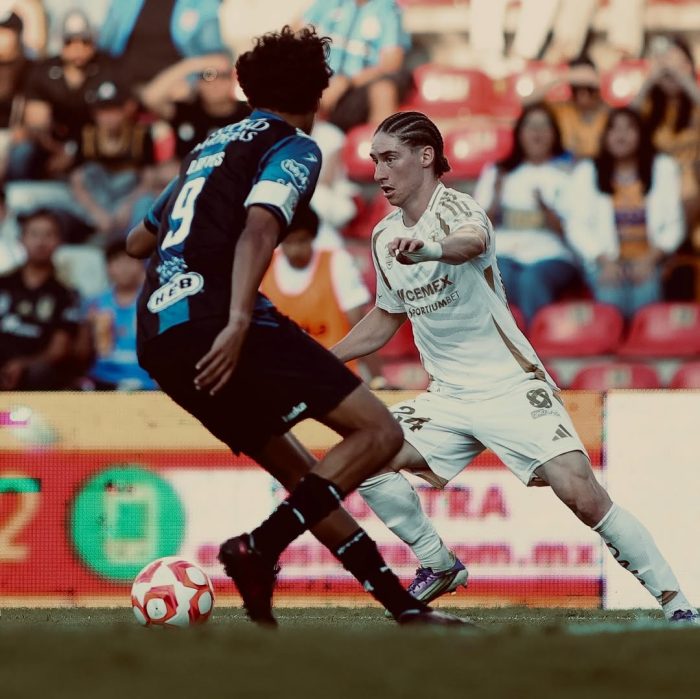 Marcelo Flores jugando con la playera de gala de Tigres