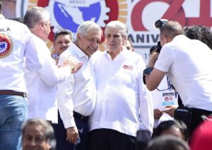El expresidente Andrés Manuel López Obrador en 2020 junto a Carlos Aceves del Olmo, en el Congreso Nacional Extraordinario de la CTM.