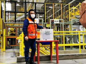 Proceso electoral en General Motors en Silao, Guanajuato para elegir qué sindicato negociará sus condiciones laborales. Foto: Cuartoscuro.