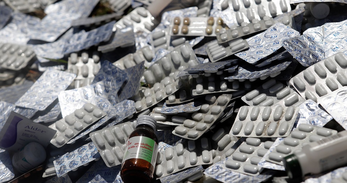 Tomar antibióticos con leche es un error más común de lo que parece y, según médicos y farmacéuticos, puede reducir de forma significativa su eficacia.