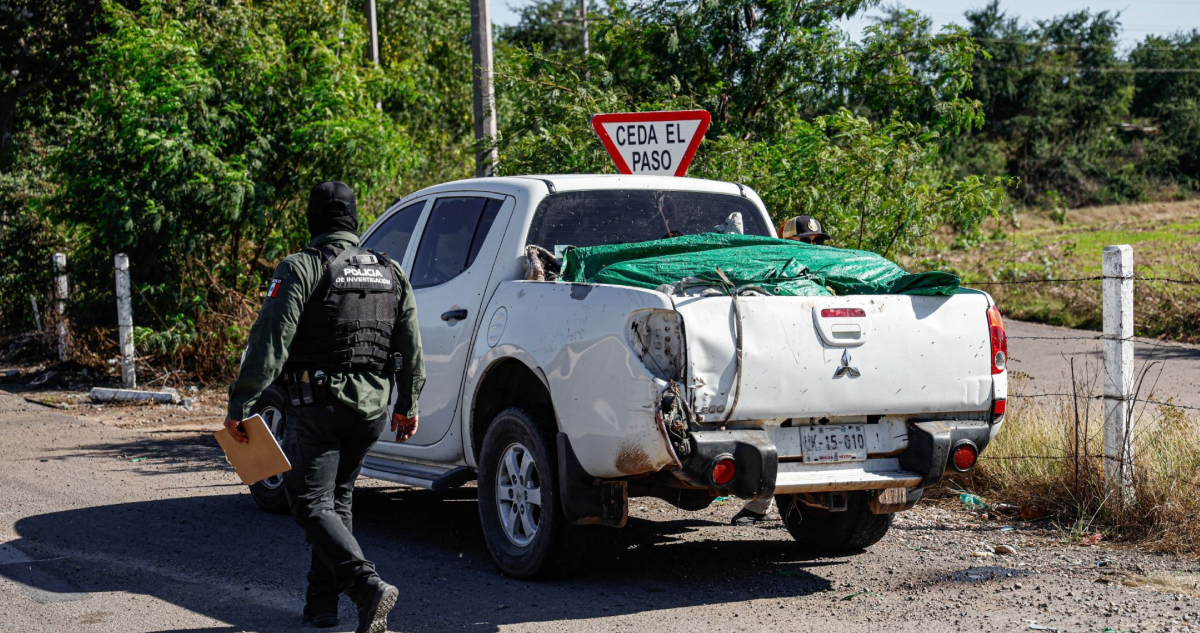 Camioneta hallada en Sinaloa con cuerpos.