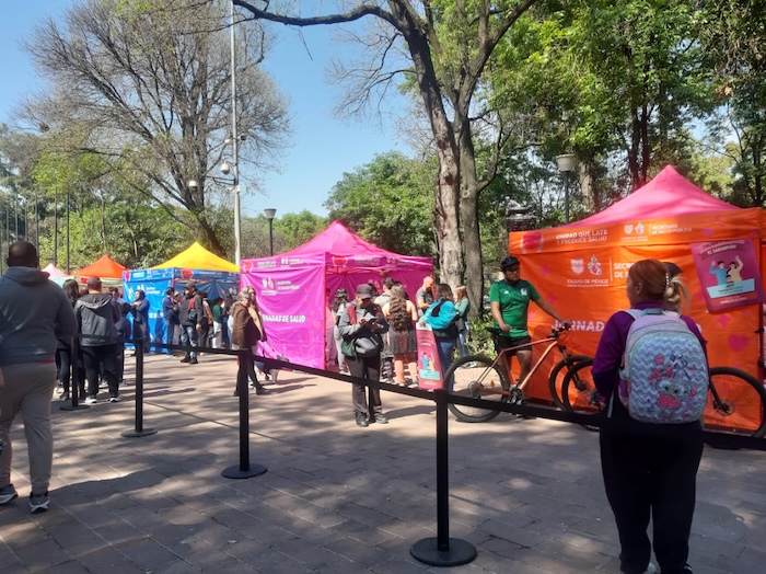 La CdMx redobló este domingo la campaña de vacunación contra el sarampión para tratar de contener el brote que aqueja no sólo a la capital, sino a todo el país.