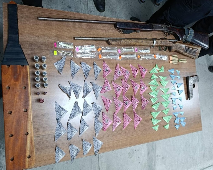 Autoridades chiapanecas detuvieron en Cintalapa a 12 presuntos integrantes del Cártel Chiapas-Guatemala, a quienes les aseguraron drogas y armas.