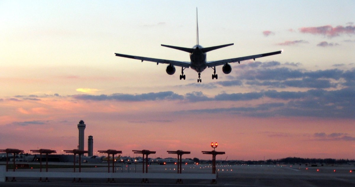 Sean Duffy, Secretario de Transporte de EU, dijo que el espacio aéreo de El Paso, Texas, cerró temporalmente porque se detectó la "amenaza" de drones del narco.