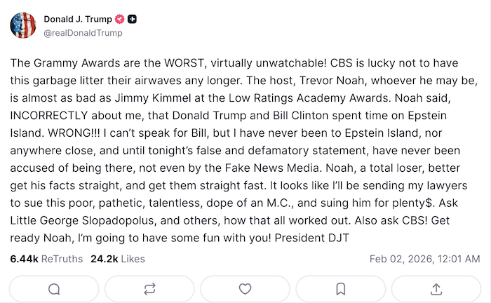 Trump criticó los Grammy de este año, y amenazó con demandar a su presentador, el comediante Trevor Noah, por una broma que parecía vincularlo con Epstein.