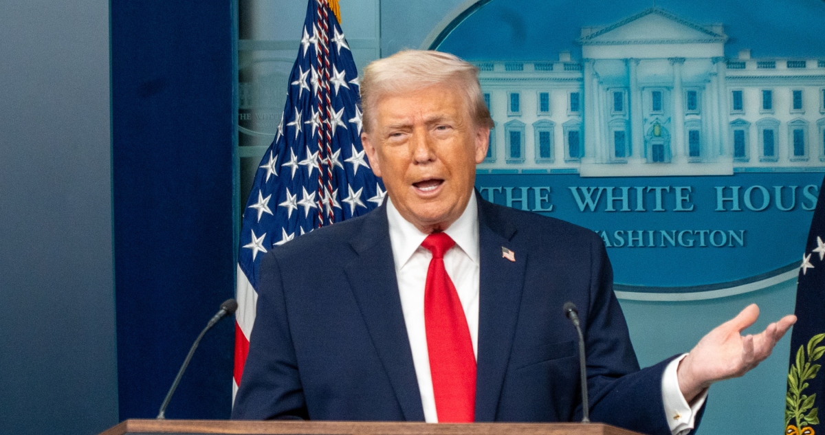 Trump criticó los Grammy de este año, y amenazó con demandar a su presentador, el comediante Trevor Noah, por una broma que parecía vincularlo con Epstein.