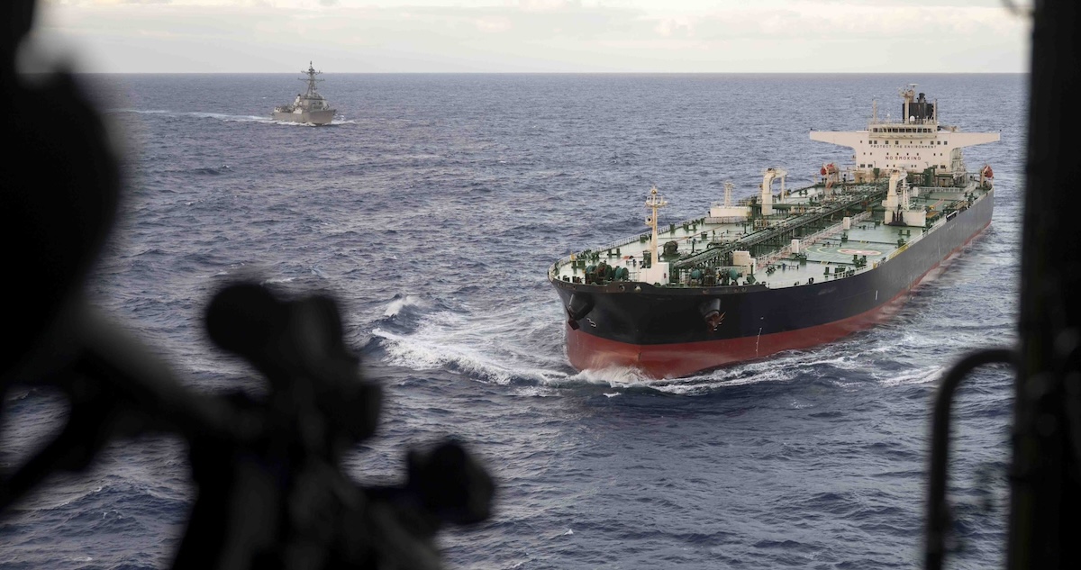 Las fuerzas militares de EU interceptaron un buque petrolero que persiguieron hasta el Océano Índico luego de que lograra evadir el bloqueo en el Caribe.