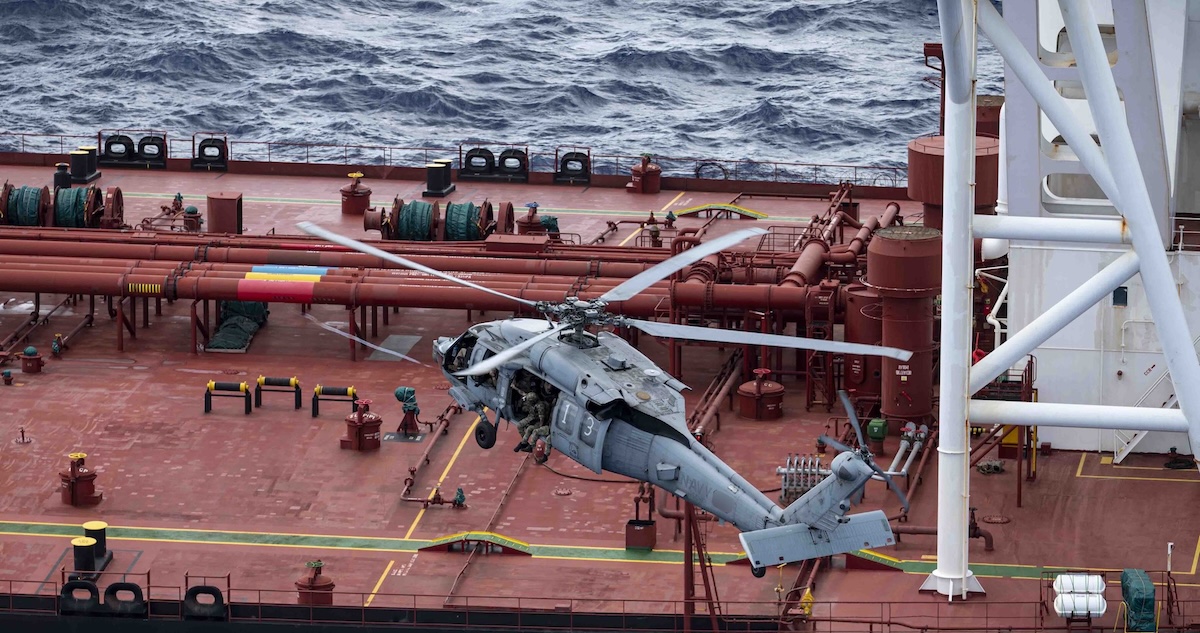 El Departamento de Guerra de EU anunció que fuerzas militares interceptaron otro buque petrolero en el Océano Índico que logró evadir el bloqueo en el Caribe.