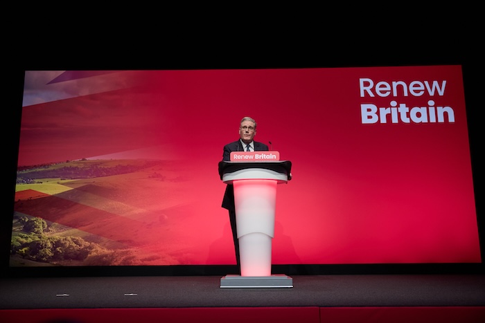El jefe de gabinete del Primer Ministro británico Keir Starmer anunció su salida tras el escándalo por la implicación del exembajador en EU en el caso Epstein.