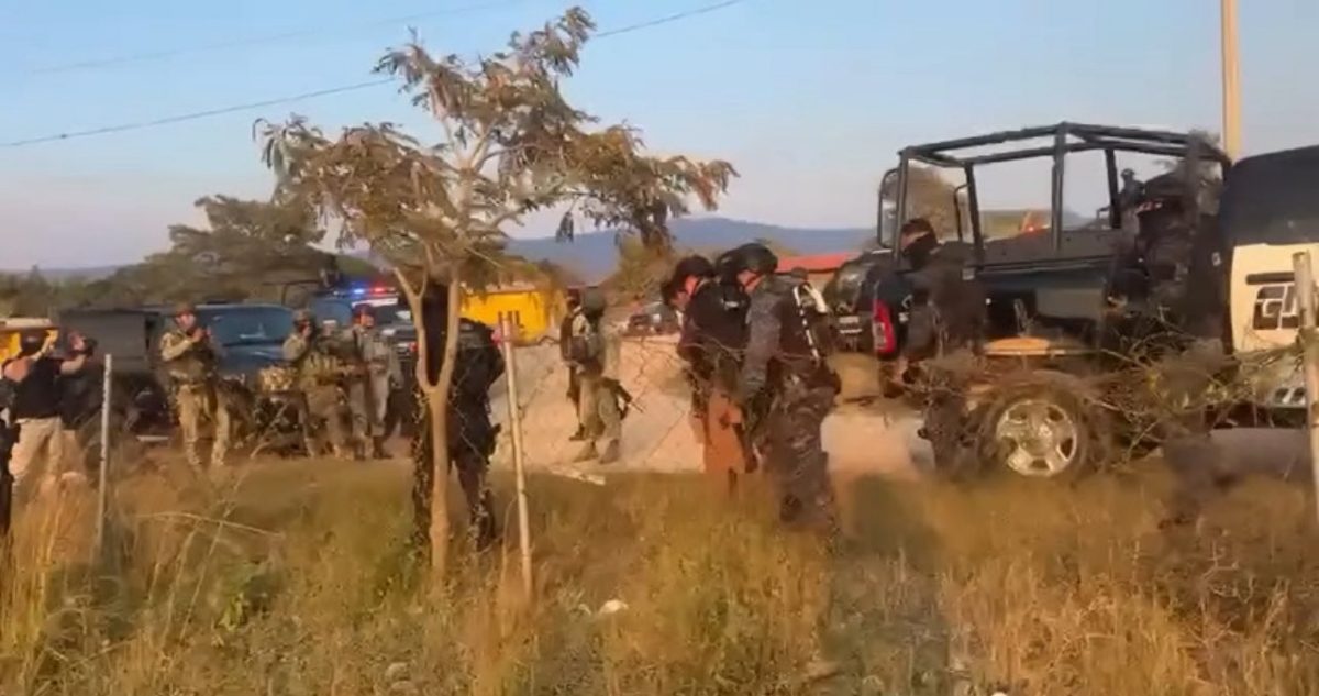 Cuatro presuntos integrantes del crimen organizado, entre ellos "El Espíritu", identificado como operador del CJNG en Chiapas, fueron detenidos en un operativo.