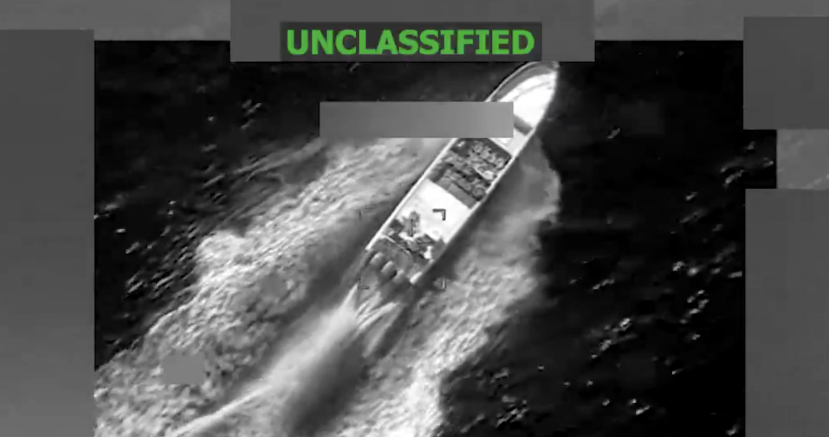 EU lanzó un nuevo ataque contra una lancha que presuntamente transportaba drogas en el Pacífico, el cual dejó dos muertos y un sobreviviente que naufragó.