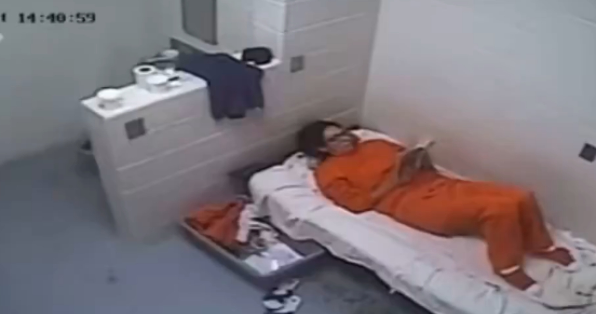 VIDEO revela vida de Ghislaine Maxwell, colaboradora de Epstein, en prisión