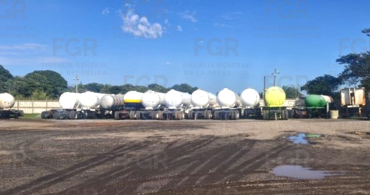 La FGR asegura 149 vehículos y más de 82 mil litros de hidrocarburo en Veracruz.