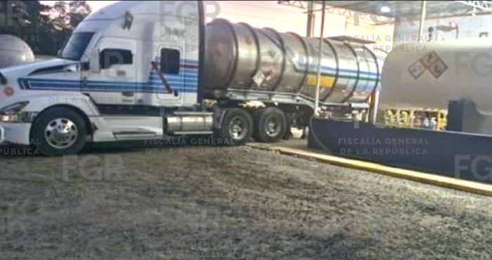 La FGR asegura 149 vehículos y más de 82 mil litros de hidrocarburo en Veracruz.