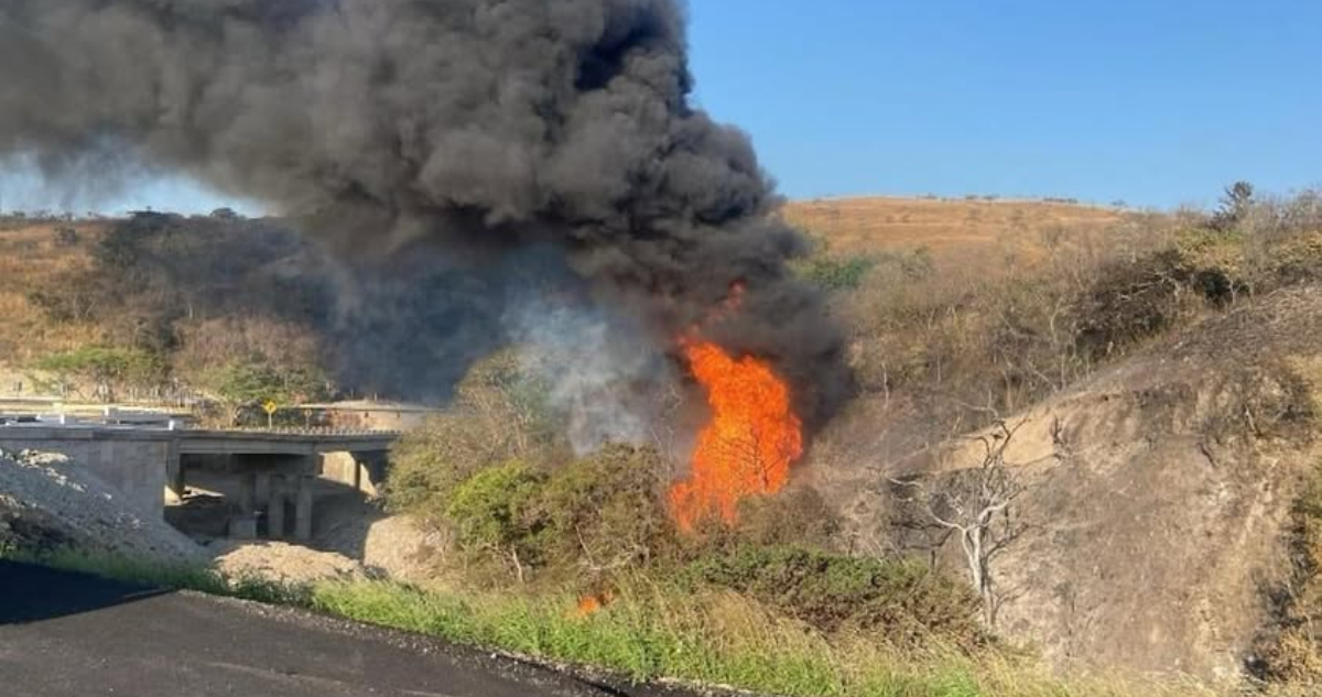 Explosión en ducto de Pemex en Oaxaca deja saldo preliminar de 3 personas fallecidas.
