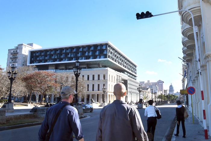 Claudia Sheinbaum Pardo se pronunció contra los aranceles que impuso EU a los países que envían petróleo a Cuba; "son muy injustas estas sanciones", aseguró.
