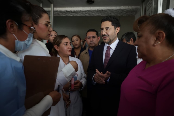 Martí Batres visita unidades médicas del ISSSTE.