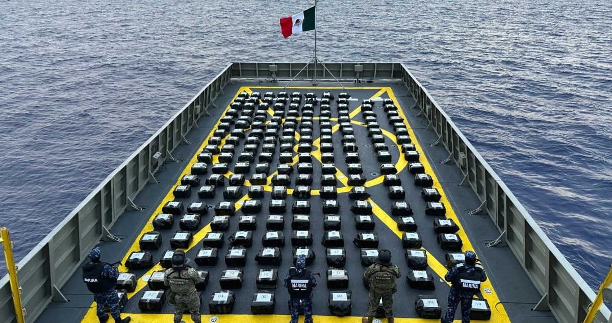 La Marina de México y la Guardia Costera de EU detectaron una embarcación con toneladas de cocaína.