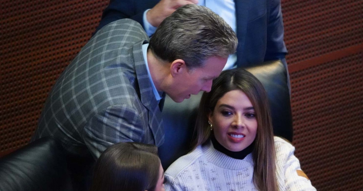 Manuel Velasco, del Partido Verde, levantó la mano de Ruth González y la presentó como favorita para gobernar San Luis Potosí aunque su esposo ocupa el puesto.