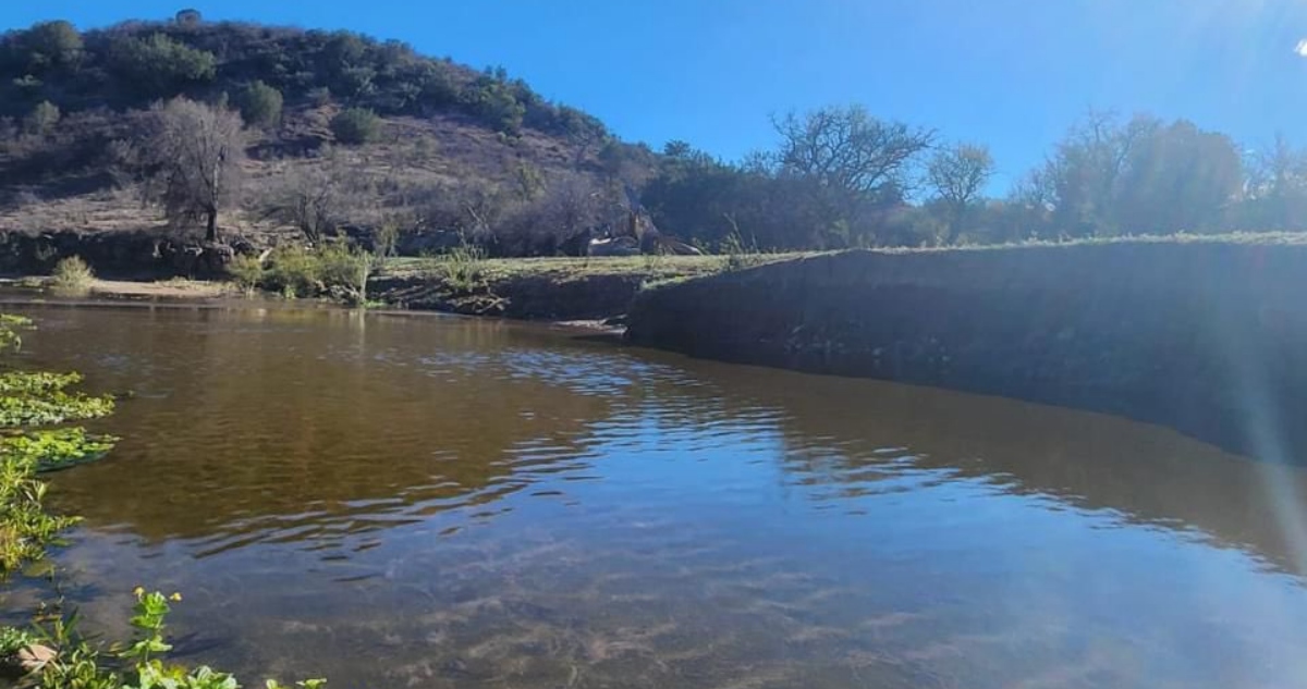 A casi 12 años del derrame de desechos mineros de Grupo México en la cuenca del Río Sonora, la Semarnat inició el muestreo de metales en la zona.